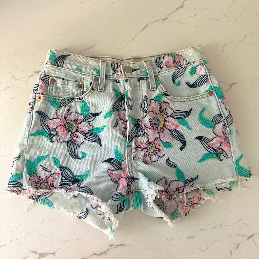 Levi’s denim Jean shorts embroidered flowers floral 24 light wash summer. NWOT